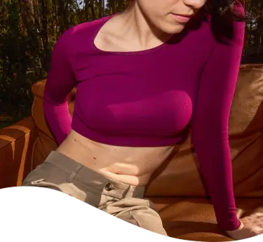 Mujer con un nudo en el estómago